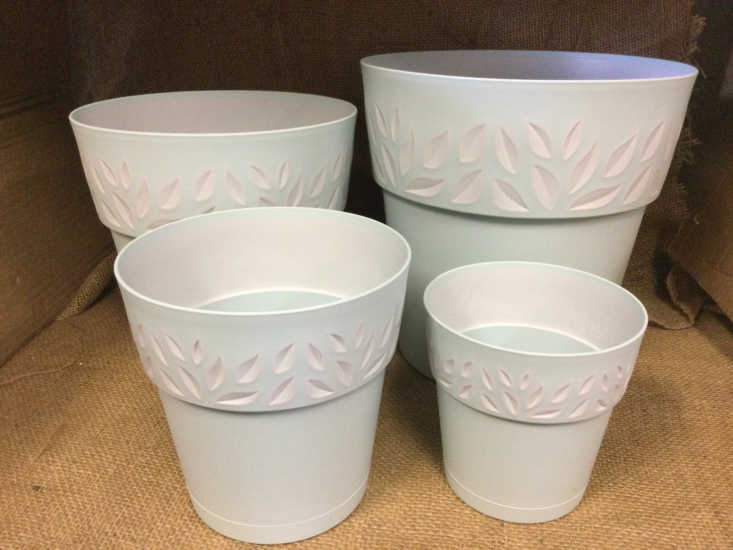 11.8" leaf pot BL/WH
