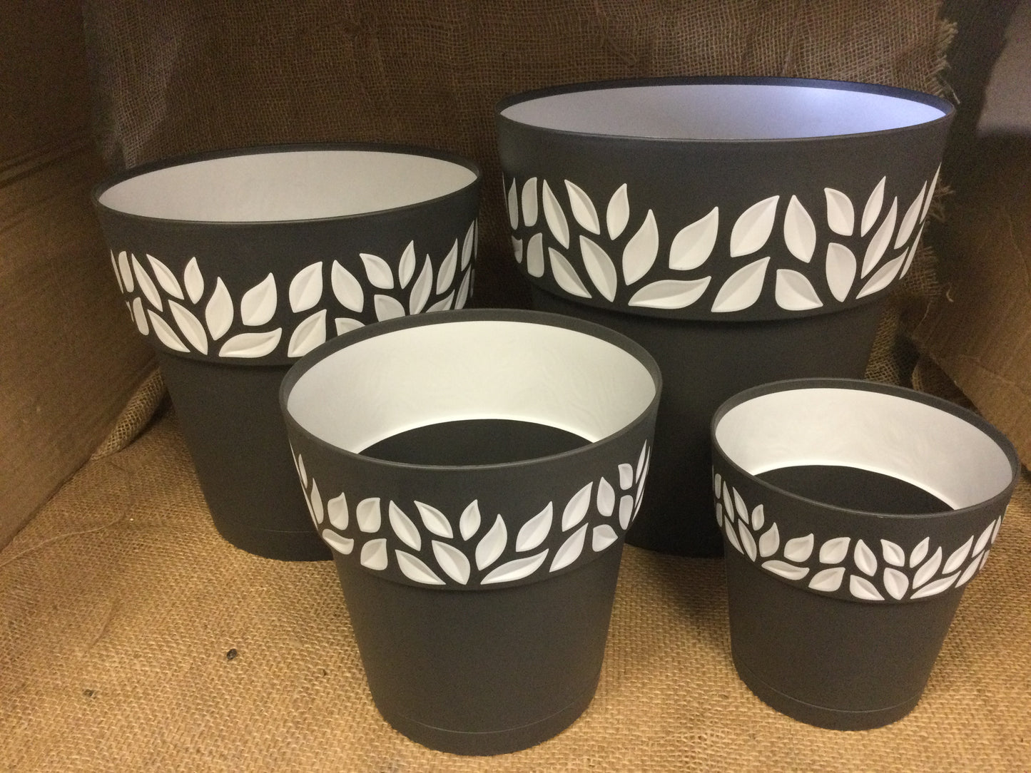 7.5' leaf pot Graphite