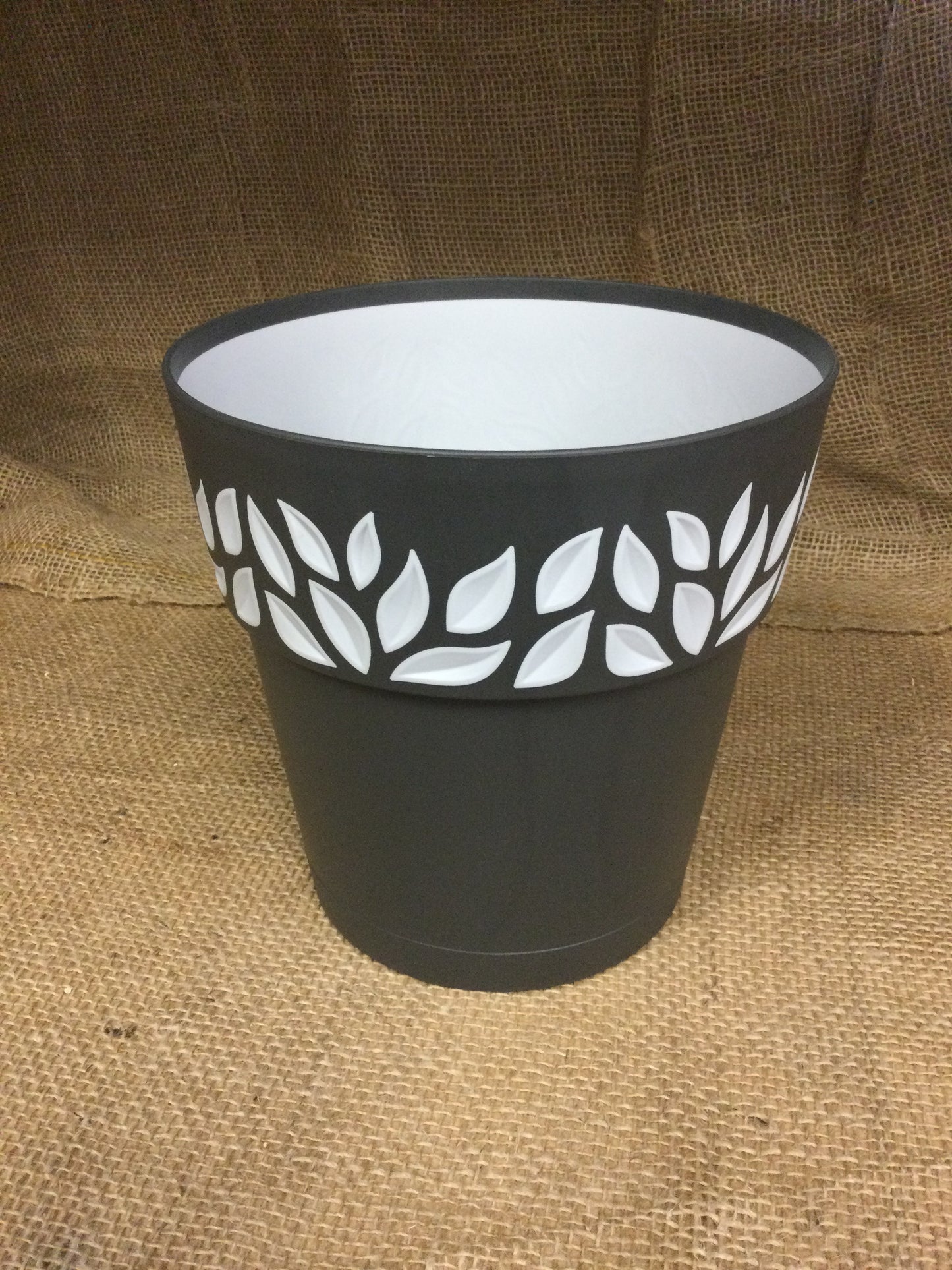 7.5' leaf pot Graphite