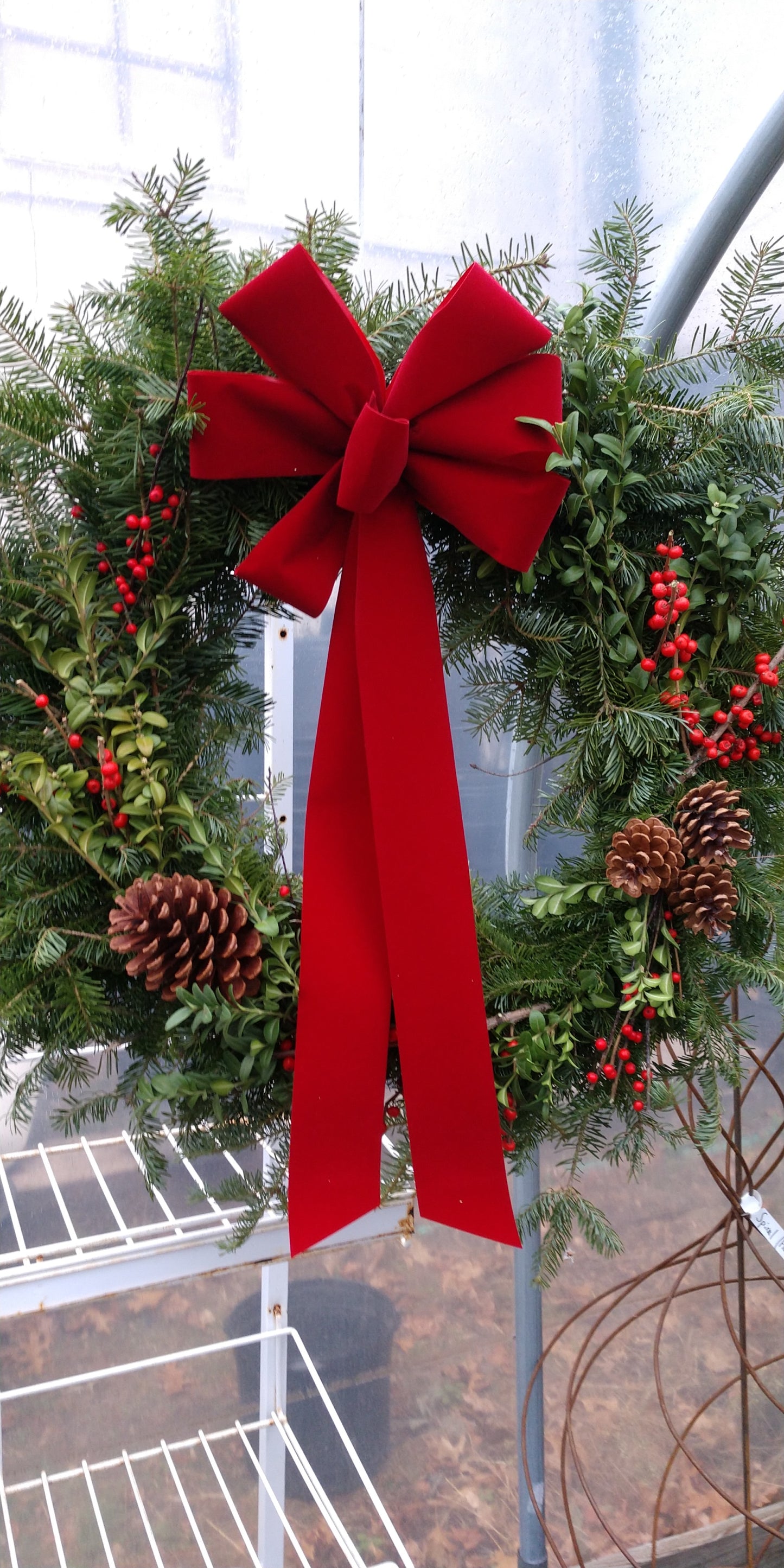 wreath w/ cone & berry 16'