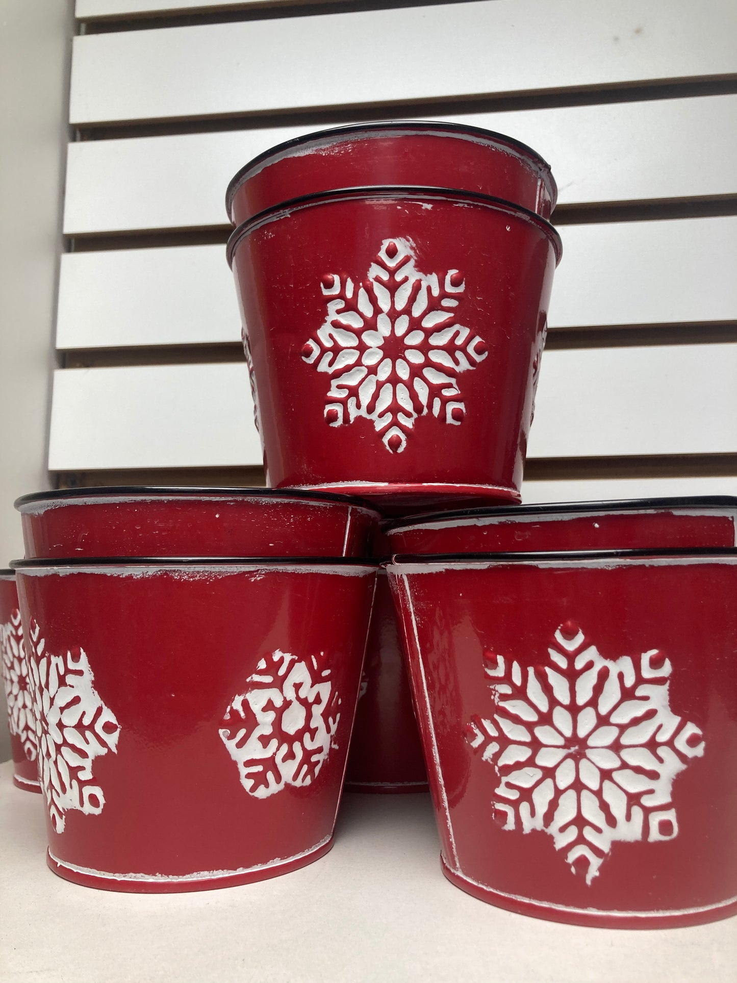 red w/snowflakes pot 5"