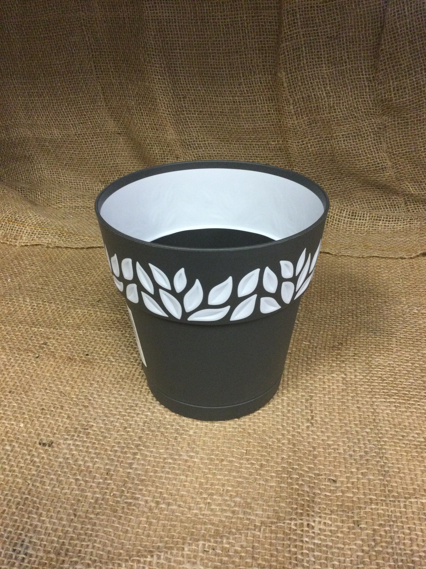 5.9" leaf pot graphite